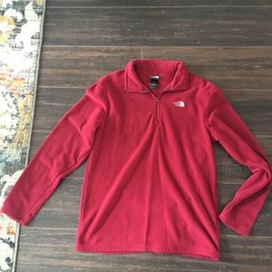 Men’s maroon long sleeve north face pull over.
